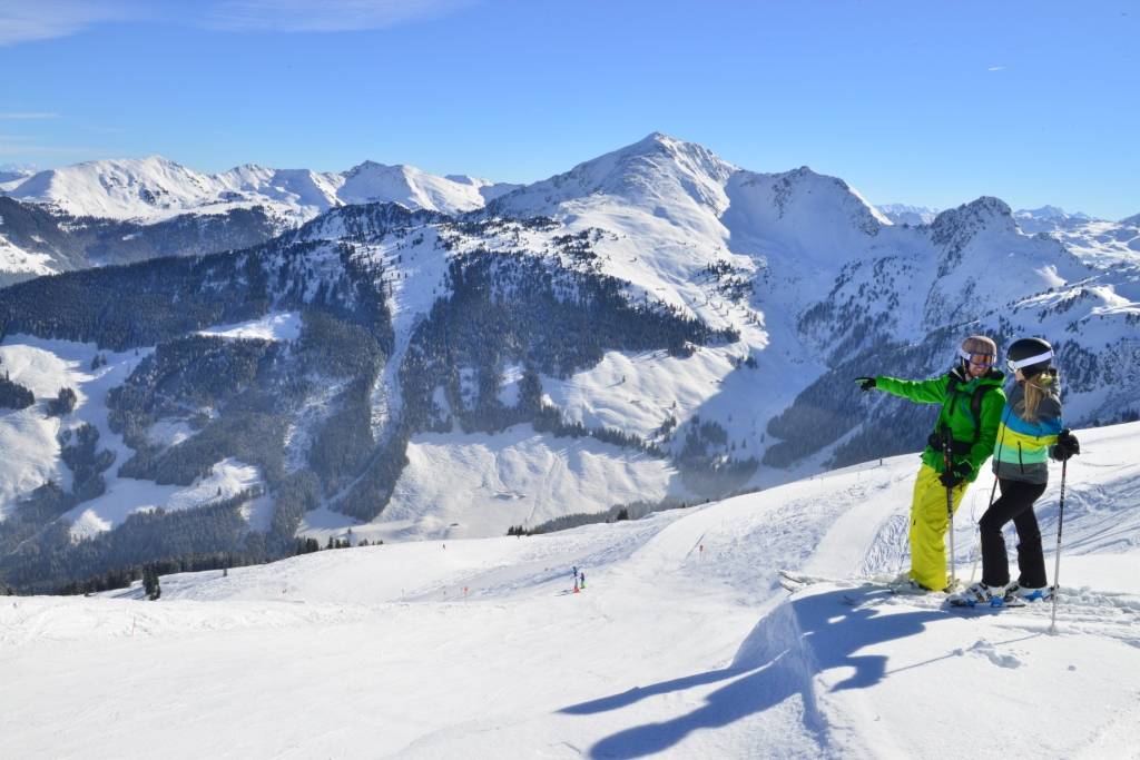 skifahrerpaar-am-wiedersbergerhorn--ski-juwel