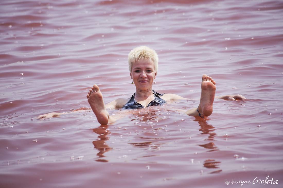 Martyna Skura -kapiel w rozowym jeziorze w senegalu-justyna gieleta