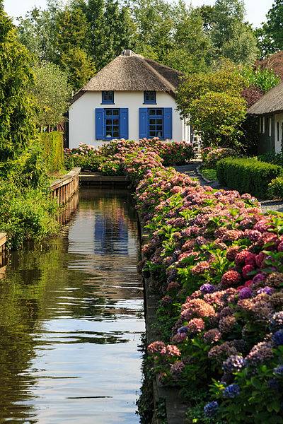 Giethoorn_Netherlands_Channels-and-houses-of-Giethoorn-12