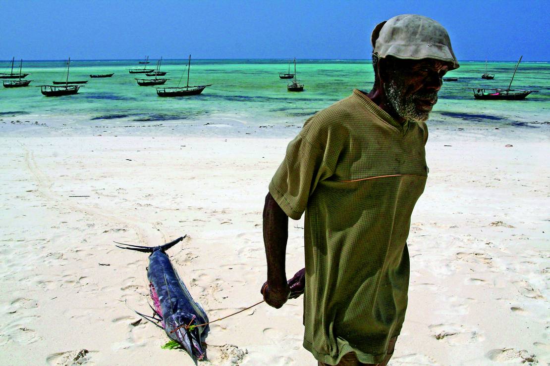 1. Zanzibar, Nungwe, czlowiek z ryba