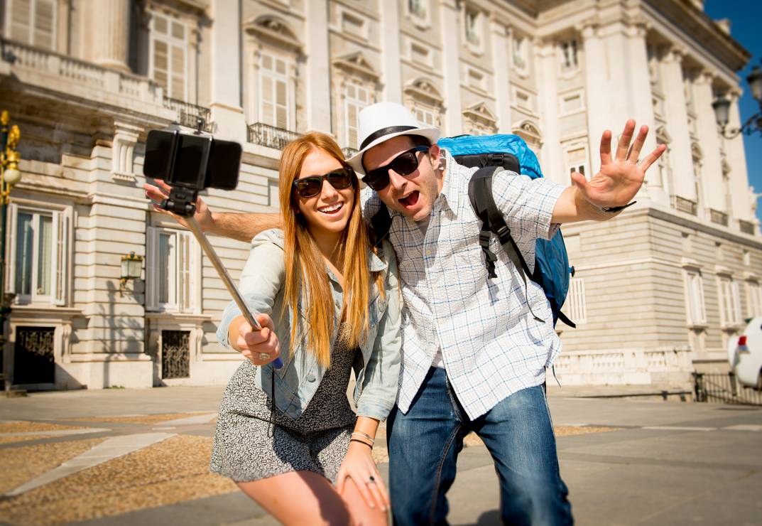 Co robią Polacy ze smartfonami na wakacjach?