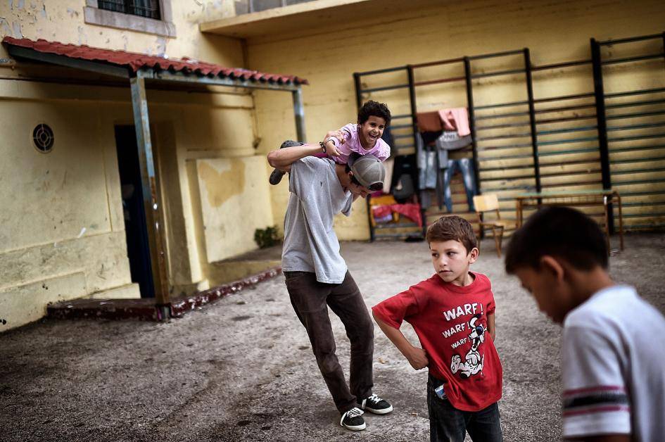 Ci ludzie uciekli przed piekłem. Poruszające zdjęcia uchodźców, którzy zamieszkali w opuszczonej szkole