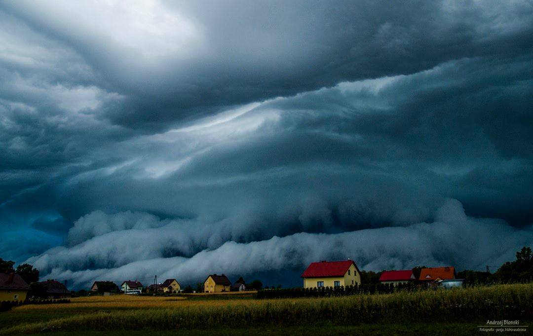 Te zdjęcia pokazują potęgę i piękno przyrody. Polski sezon burz w pełni [GALERIA]