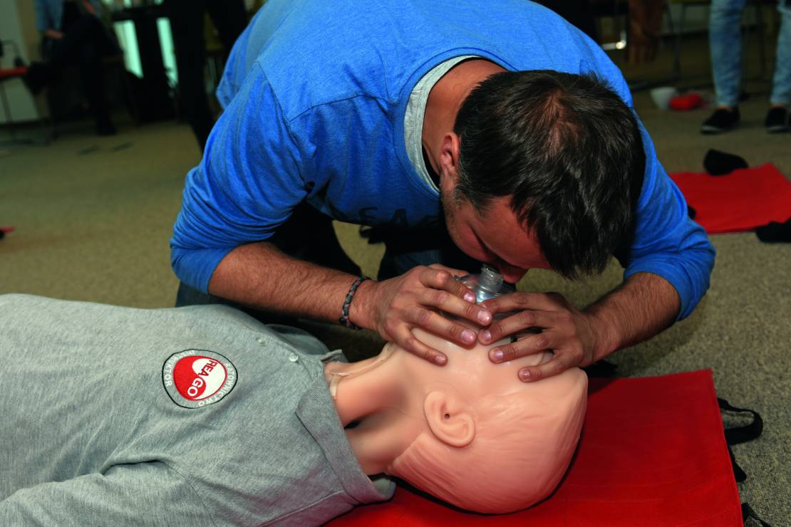 szkolenia z pierwszej pomocy trzeba regularnie powtarzać.