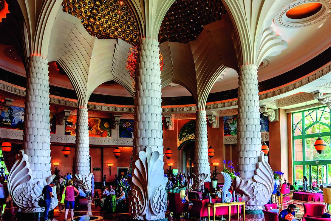 Hall w hotelu The Atlantis na sztucznej wyspie palmie