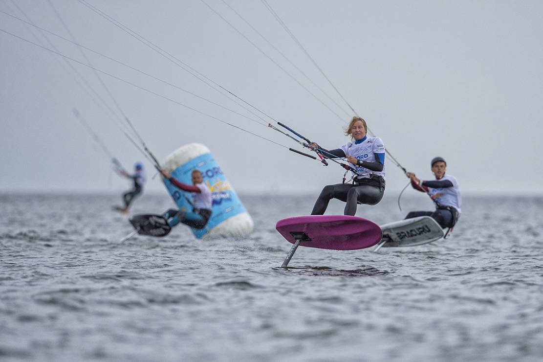Zobacz jak zdobywali niebo. Piękne zdjęcia z mistrzostw kitesurfingu na Helu