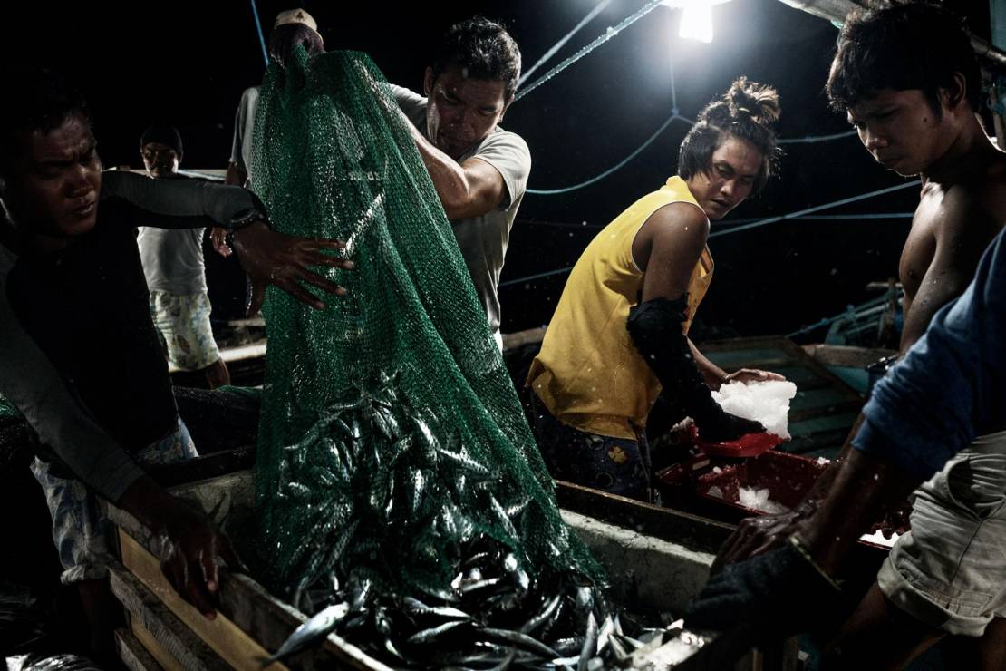 Filipińscy rybacy na pokładzie Ninay wciągają sardynki i ostroliny ze swoich wód terytorialnych w pobliżu Morza Południowochińskiego.
