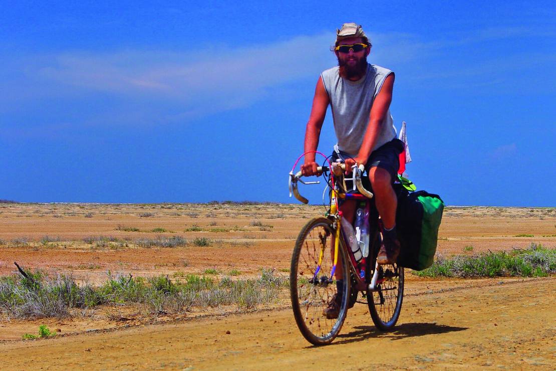 Wojtek na miejskim rowerze przejechał pustynię  La Guajira  w Kolumbii.