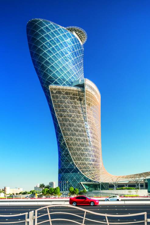 Capital Gate  Tower,  160-metrowa krzywa wieża, jest jednym z symboli Abu Zabi
