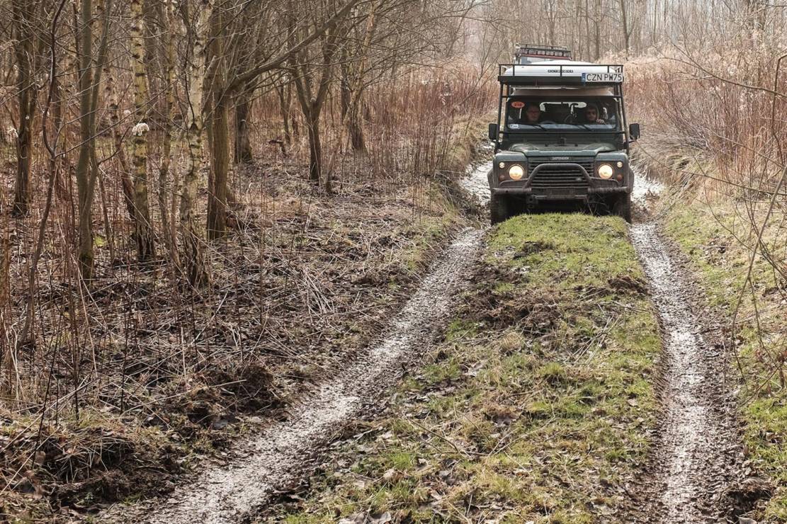 Land Rover podróżnicy przystosowali w taki sposób, by bez niczyjej pomocy wsiąść do niego, schować wózki i prowadzić go po bezdrożach