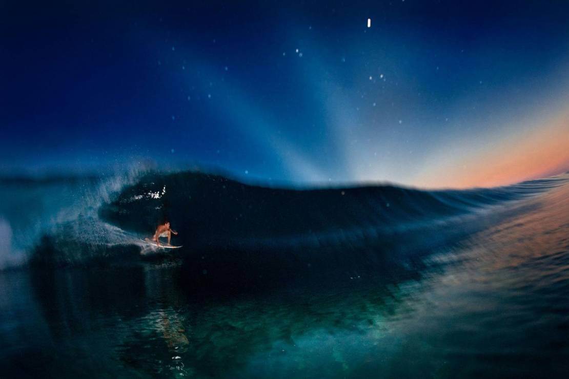 Noc surferów na Sumatrze