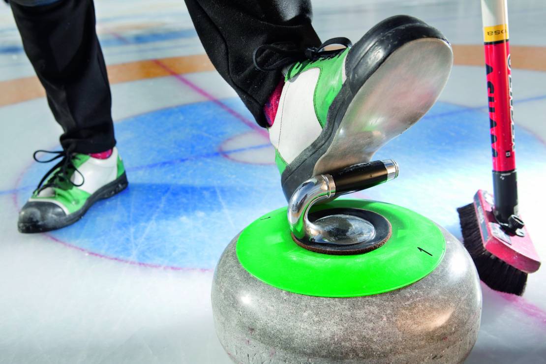Granitowy kamień, szczotka  i dobre buty  to podstawowy sprzęt do gry  w curling.