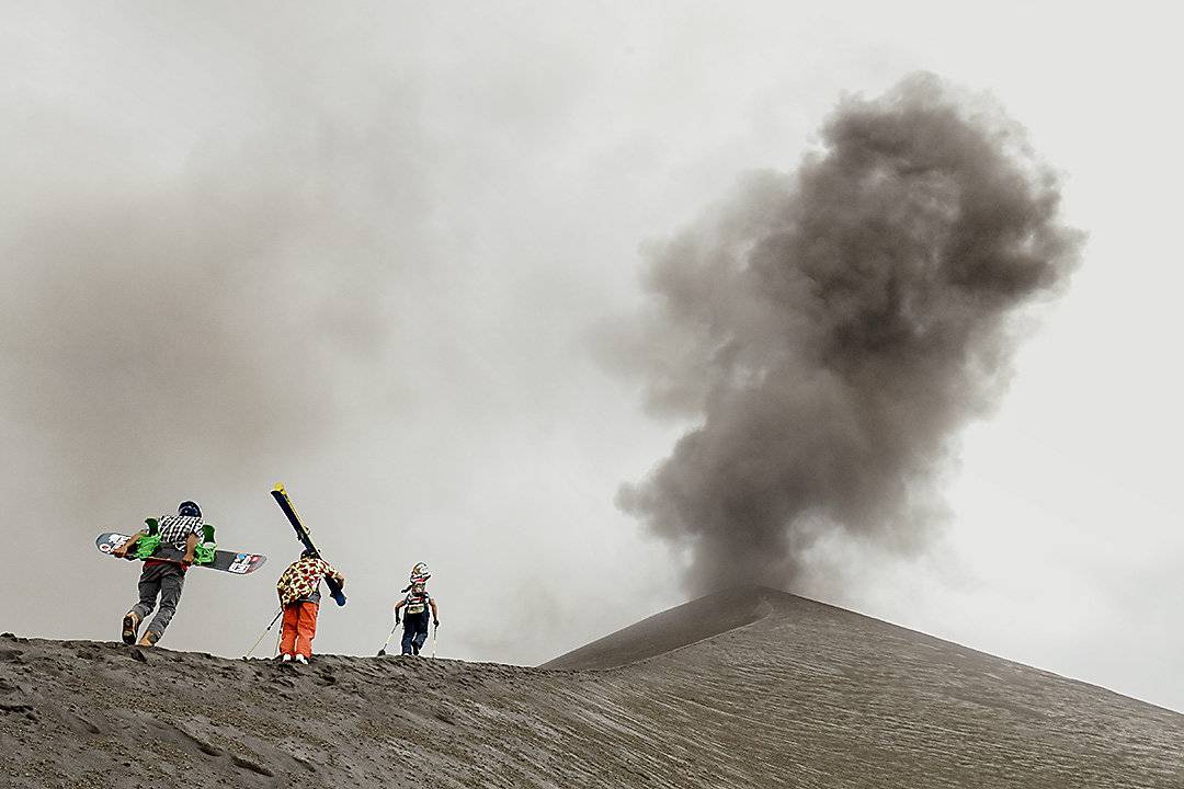 Sliding Fire: Zjechali na nartach i snowboardzie po zboczach czynnego wulkanu