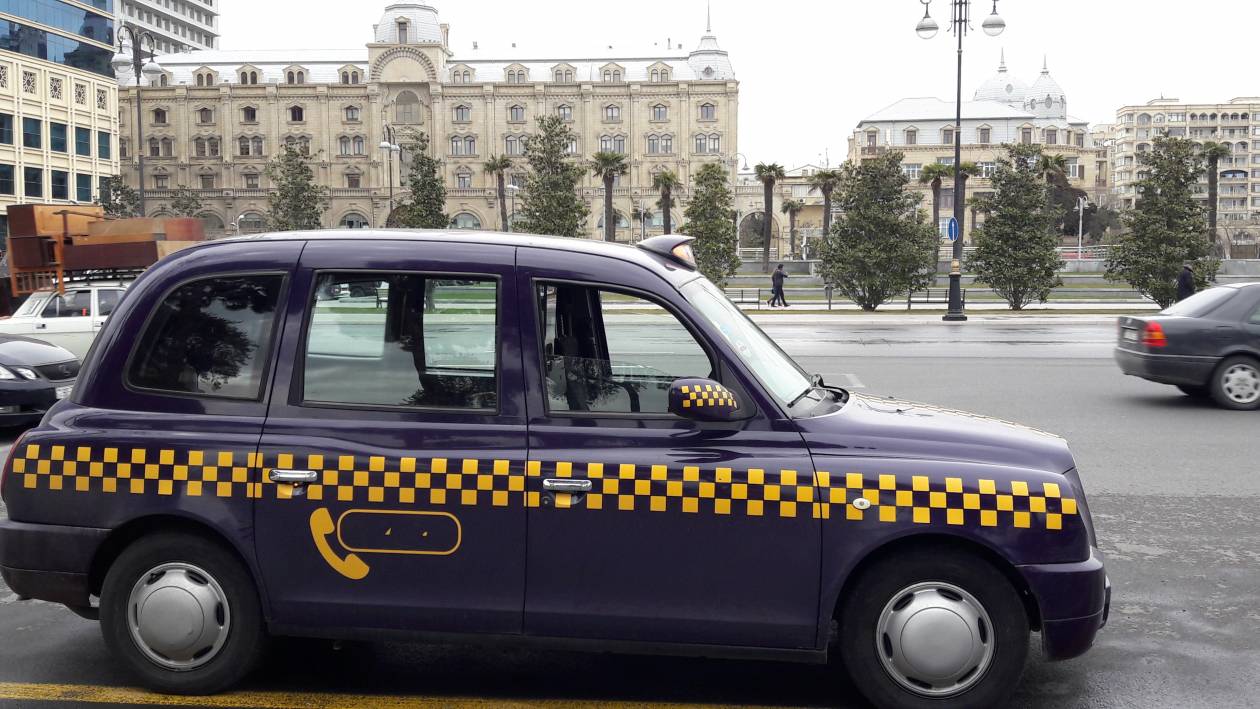 Słynne taksówki w kolorze bakłażanów