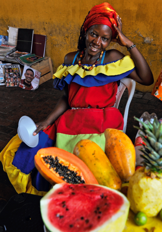 Sprzedawczynie owoców z Cartageny nierzadko ubierają się w sukienki w kolorach kolumbijskiej flagi.