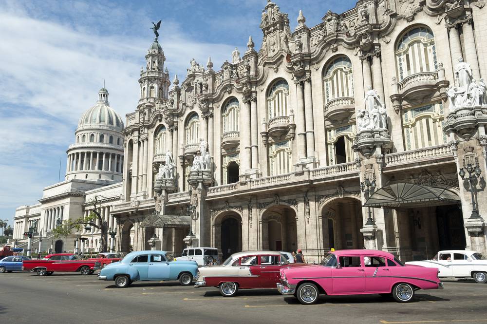Piękne stare samochody, kolonialna architektura - chluba Hawany