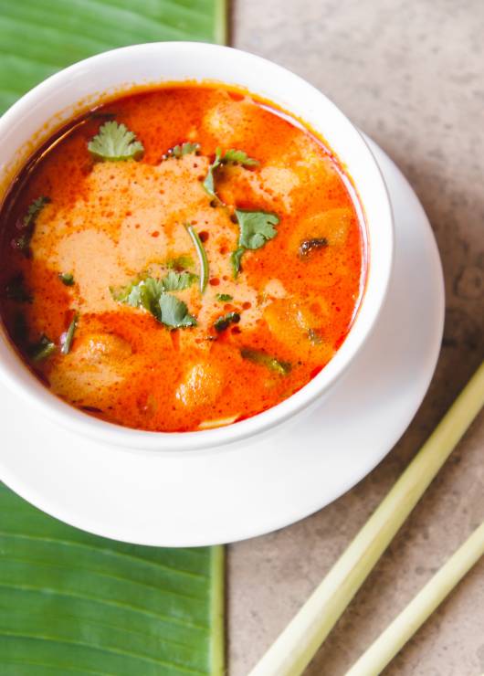 Tom yam kung - pikantna zupa tajska z krewetkami i świeżą kolendrą
