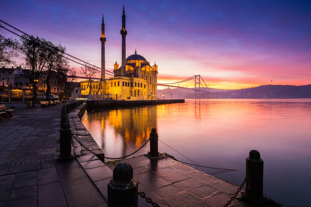 Meczet Ortaköy i jego bliźniak odbijacy się w wodzie to jeden z piękniejszych kadrów, jakie można upolowac  w Stambule