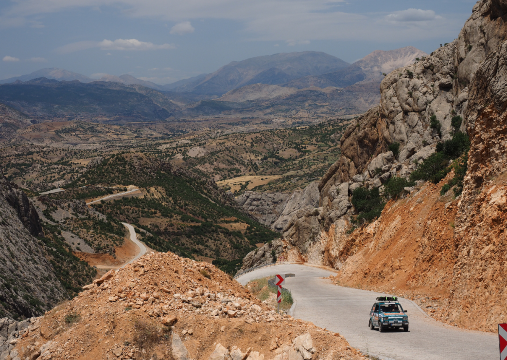 Maluch wjeżdża na górę Nemrut (2134 m) w Turcji. Było to jedno  z większych wyzwań  na całej trasie.