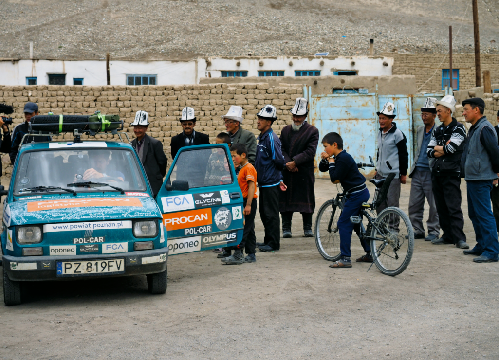 Na targu  w Murgabie  w Tadżykistanie.  To pierwsza  za przełęczą Okbajtal duża miejscowość. Tam można było zatankować malucha.