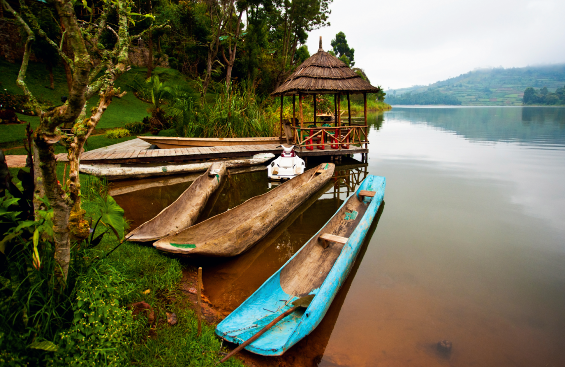 Tradycyjne łodzie  na jeziorze Bunyonyi.