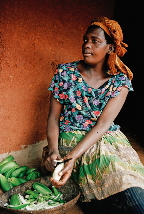 Ugandyjska farmerka Justine Chesang podczas obierania matoke, zwanego też  zielonymi bananami.