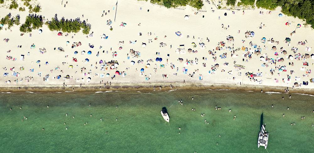 Joshua Jensen-Nagle od kilkunastu lat fotografuje plaże na całym świecie. Jego zdjęcia to jednak o wiele więcej niż pocztówki z wakacji