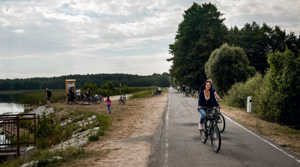 Puszczę Białowieską na Białorusi najłatwiej zwiedzać rowerem.