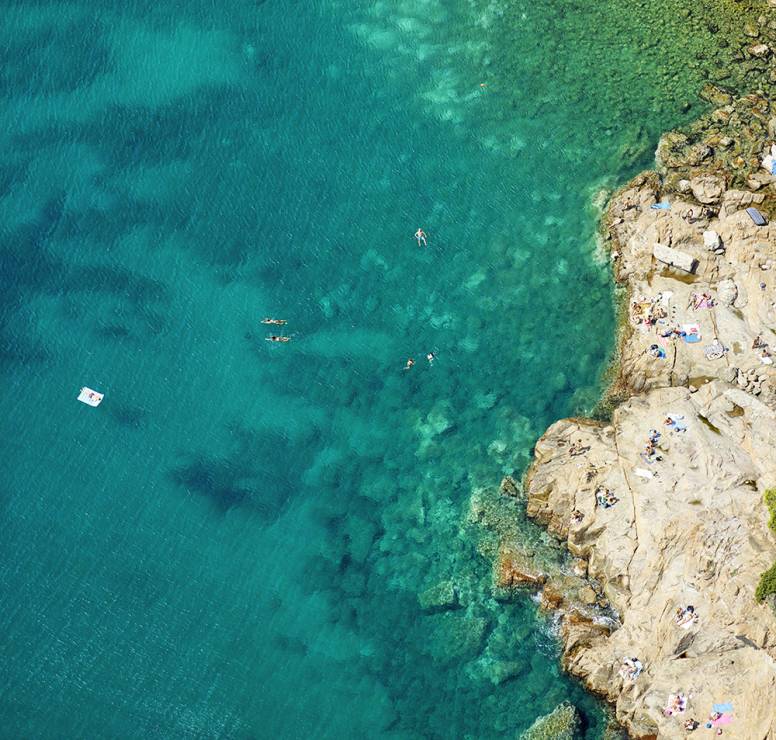 Joshua Jensen-Nagle od kilkunastu lat fotografuje plaże na całym świecie. Jego zdjęcia to jednak o wiele więcej niż pocztówki z wakacji