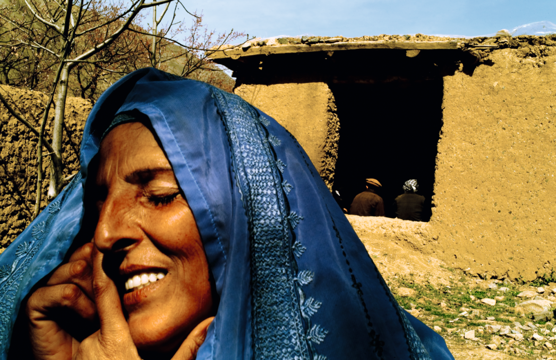 Afgańska  położna Shakira  w swojej wsi.