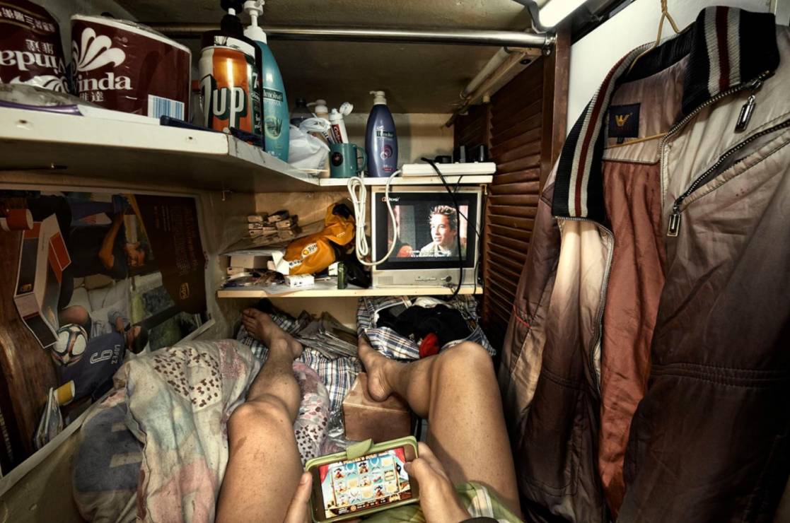 Hong Kong: Ludzkie fermy. Jak wygląda życie w klatce [FOTOREPORTAŻ]