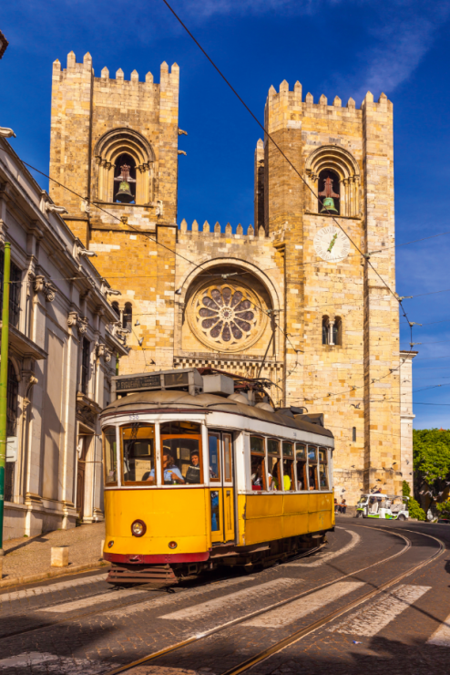 Słynny żółty tramwaj z dzielnicy Alfama to jedna z ikon Lizbony.