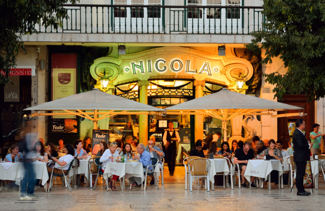 Cafe Nicola przy placu Rossio w Lizbonie, jedna z najbardziej szykownych kawiarni w mieście.