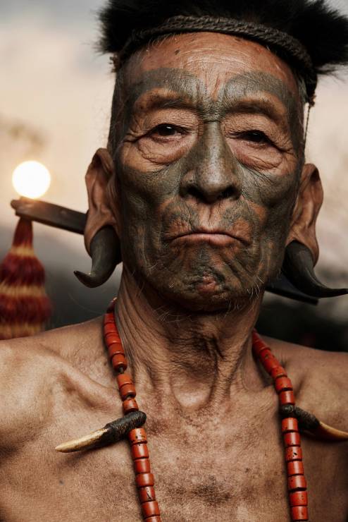Plemię Konyak z indyjskiego stanu Nagaland.