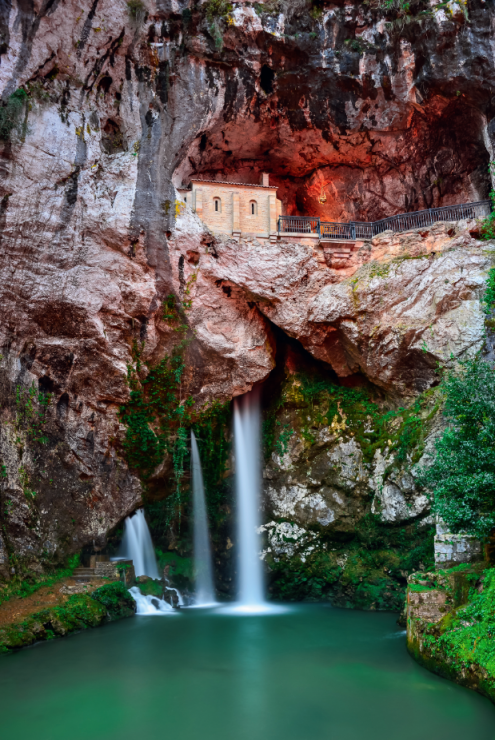 Asturia słynie ze spektakularnych widoków. Na zdj.: święta jaskinia  i wodospad  w Covadondze.