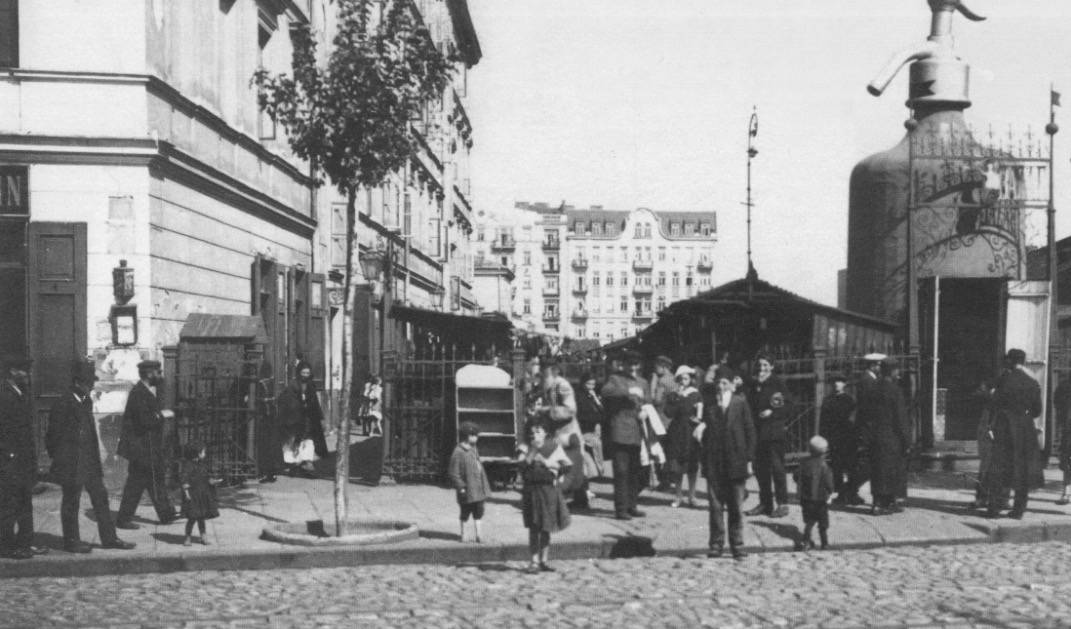 Wejście na Bazar Różyckiego od strony ul. Targowej w okresie I wojny światowej.