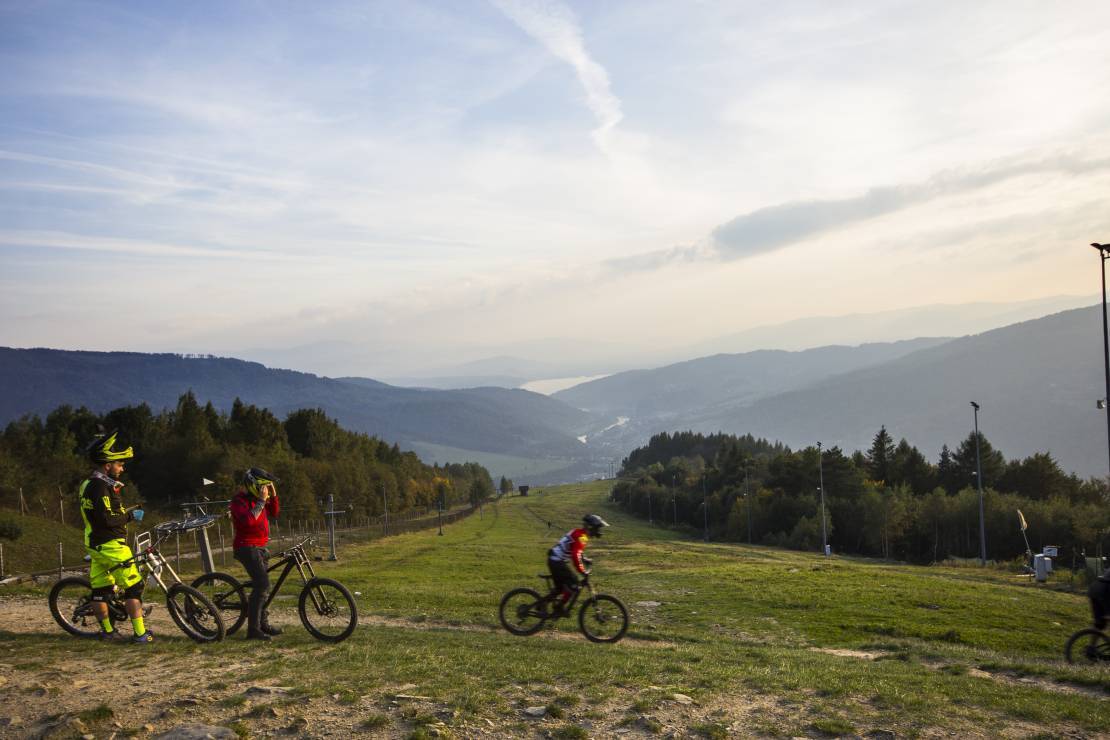 Góra Żar jest ulubionym miejscem dla rowerzystów i paralotniarzy