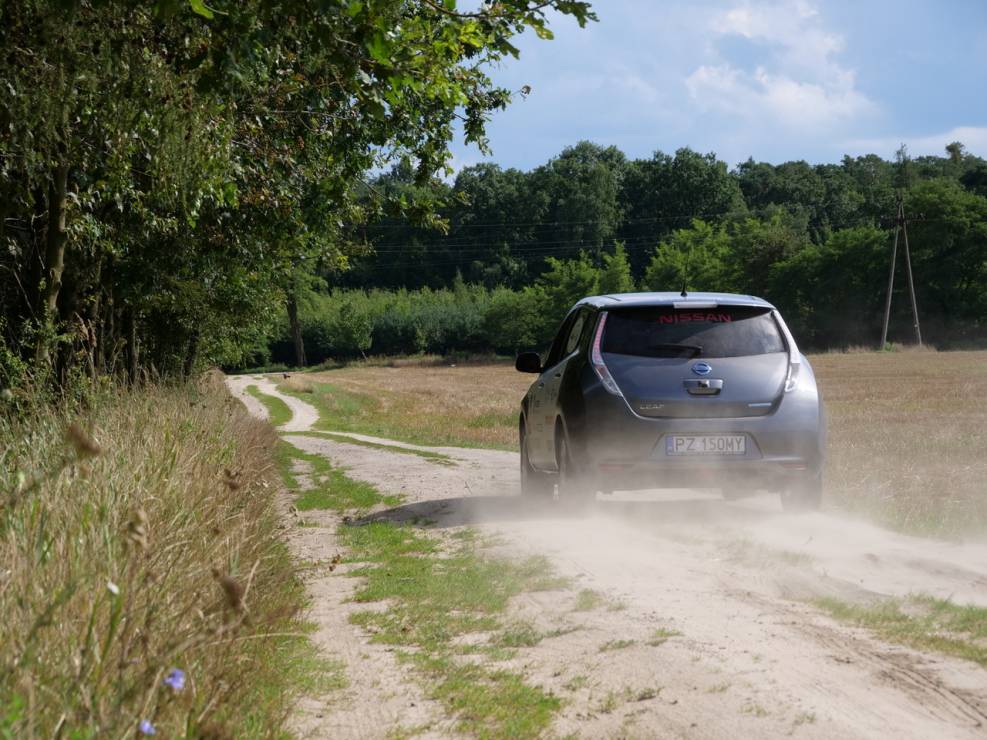 Arkady Fiedler testuje Nissana Leaf na polskich drogach przed podróżą po Afryce.