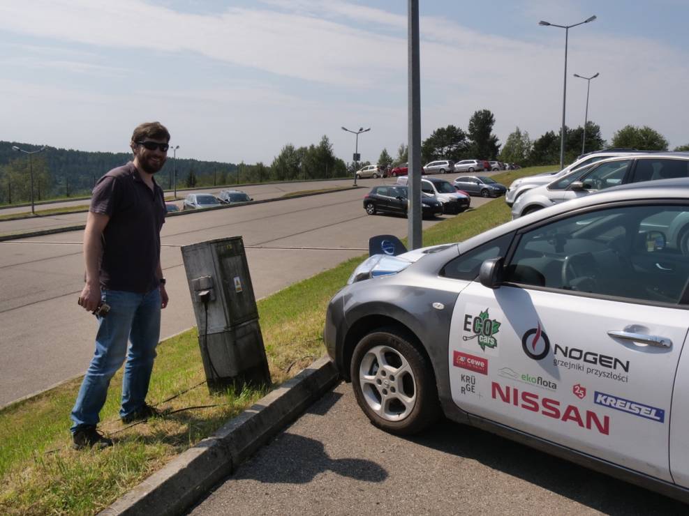Arkady Fiedler testuje Nissana Leaf na polskich drogach przed podróżą po Afryce.