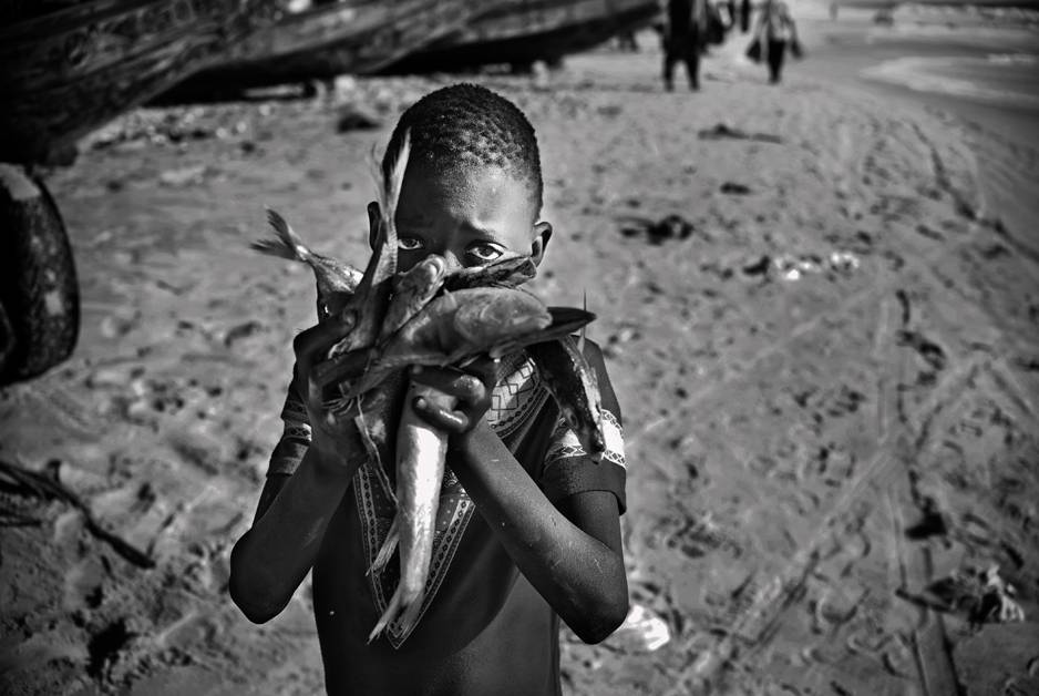 Chłopiec z rybami, fot. Damian Lemański, 1 miejsce  w kategorii: Demokracja i prawa człowieka w rozwoju