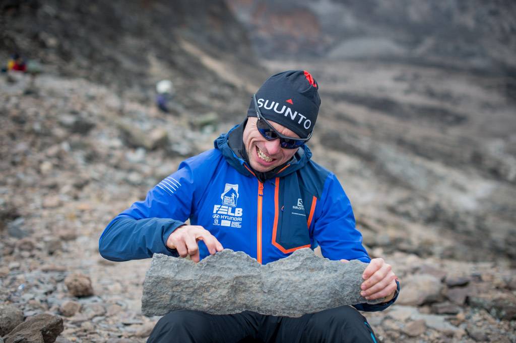 Piotr Hercog, ultramaratończyk, symuluje bieg na Kilimandżaro.