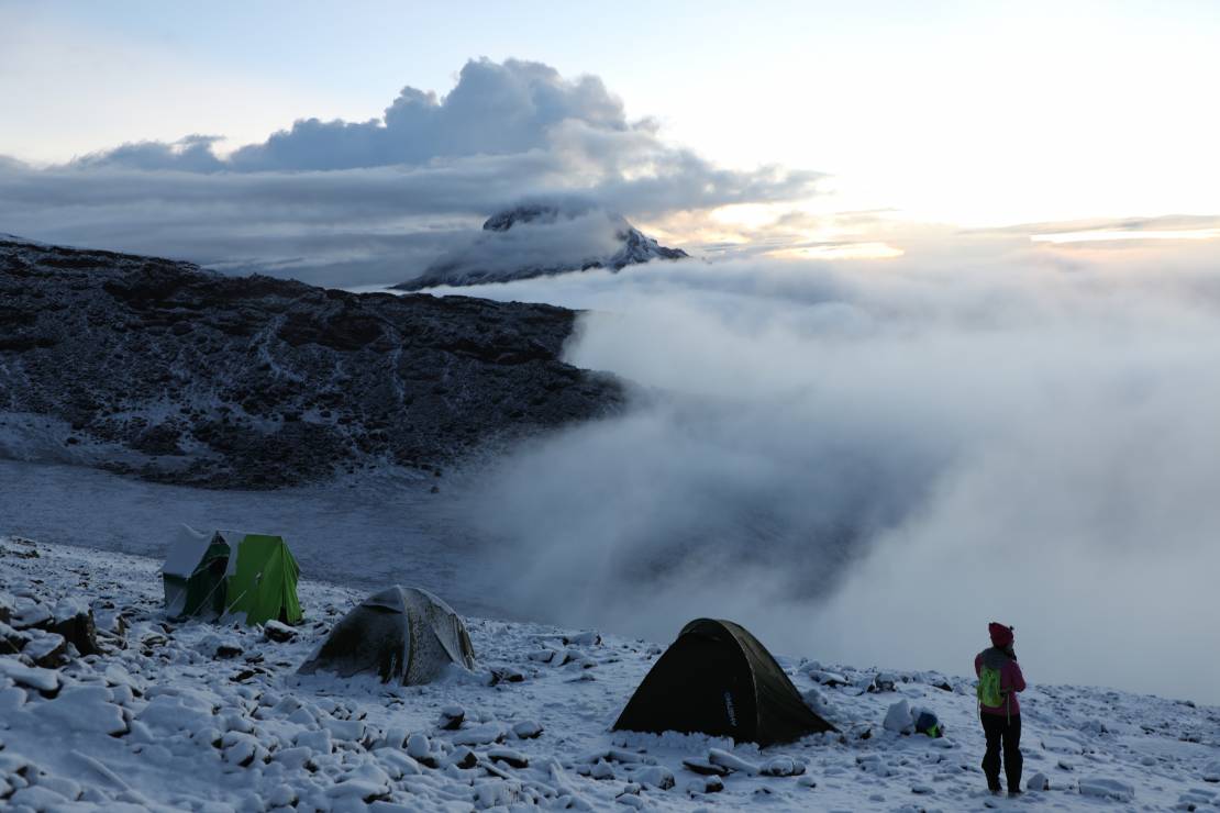 Poranek w Barafu Camp, 4700 m n.p.m. zaskoczył wszystkich. W nocy spadł śnieg.