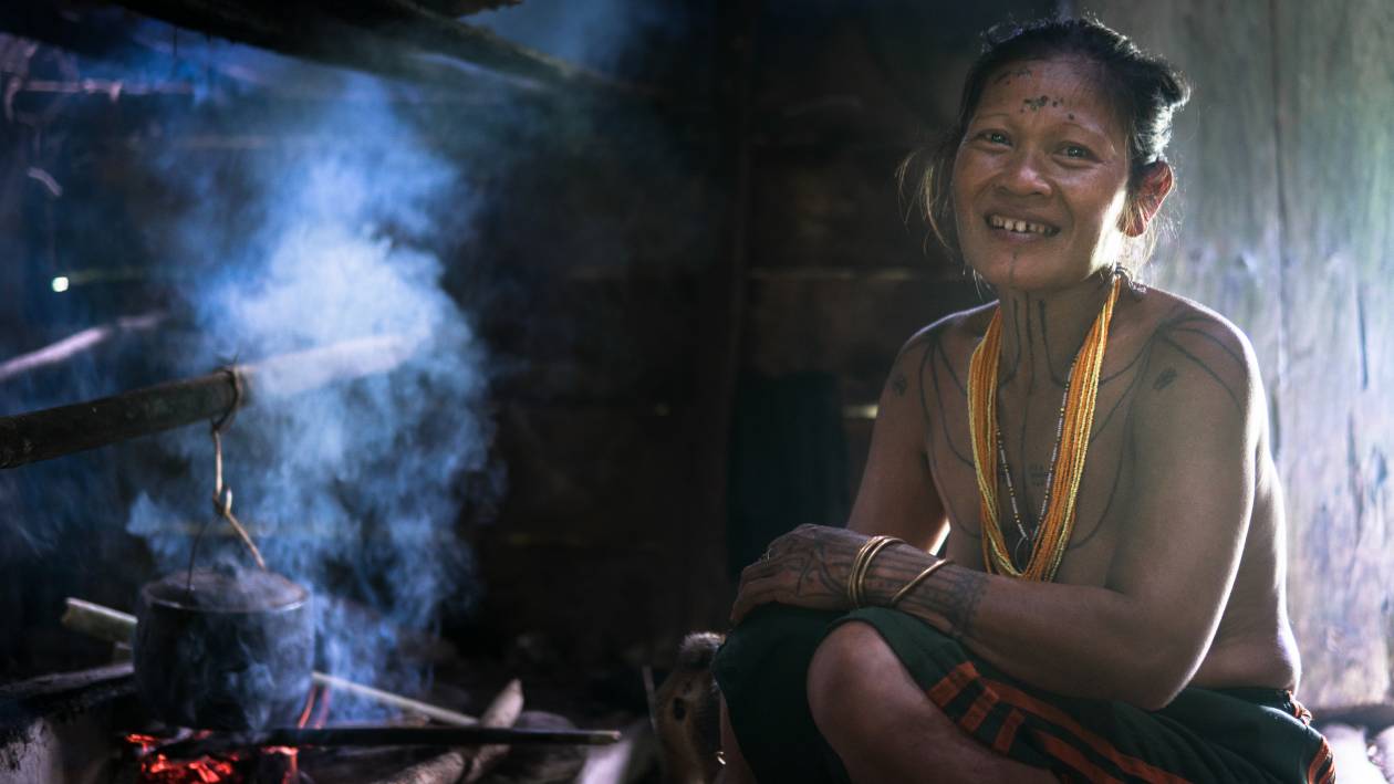 Półnaga kobieta gotująca banany. Cały czas w wioskach Mentawajów można spotkałć takie osoby, dla których przede wszystkim jest to kwestią wygody.