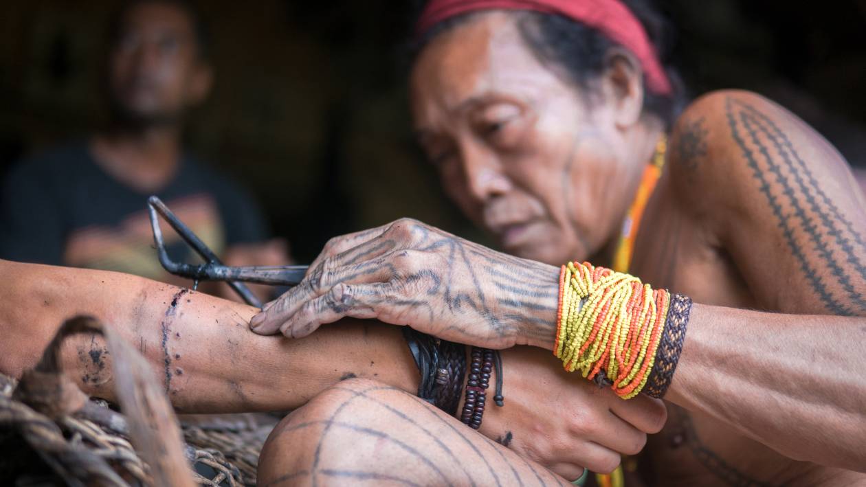 Jedna z najstarszych na świecie metod tatuowania za pomocą drewnianego młoteczka.