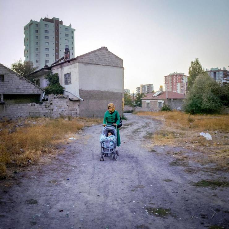 17-letnia M. pcha wózek z córeczką w Kayseri.
