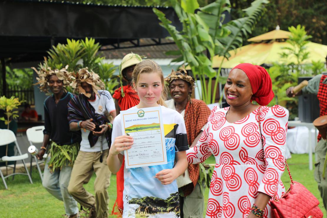 Ceremonia wręczenia nagród i dyplomów. Natalia Gawron, najmłodsza zdobywczyni Kilimandżaro, odbiera certyfikat wejścia na szczyt.