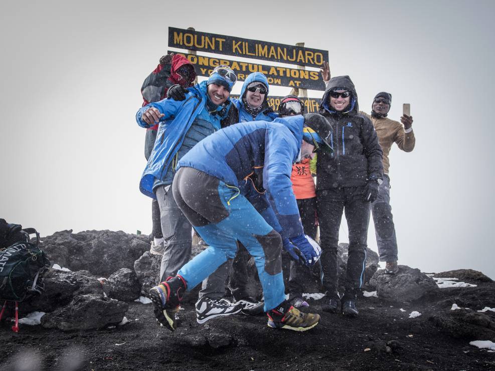 Szybka grupa - biegacze - na szczycie Kilimandżaro.