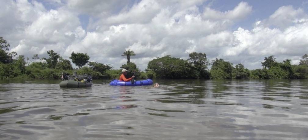 Przepływanie jednego z dopływów Amazonki (przewodnik w pontonie).