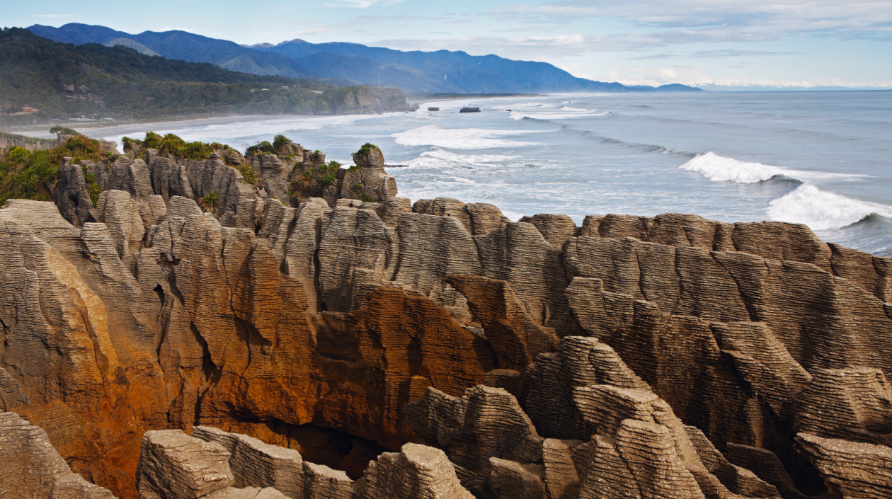 Pancake Rocks, czyli wapienne formacje mające 30 mln lat, wyrastają na południe od miasta Punakaiki.