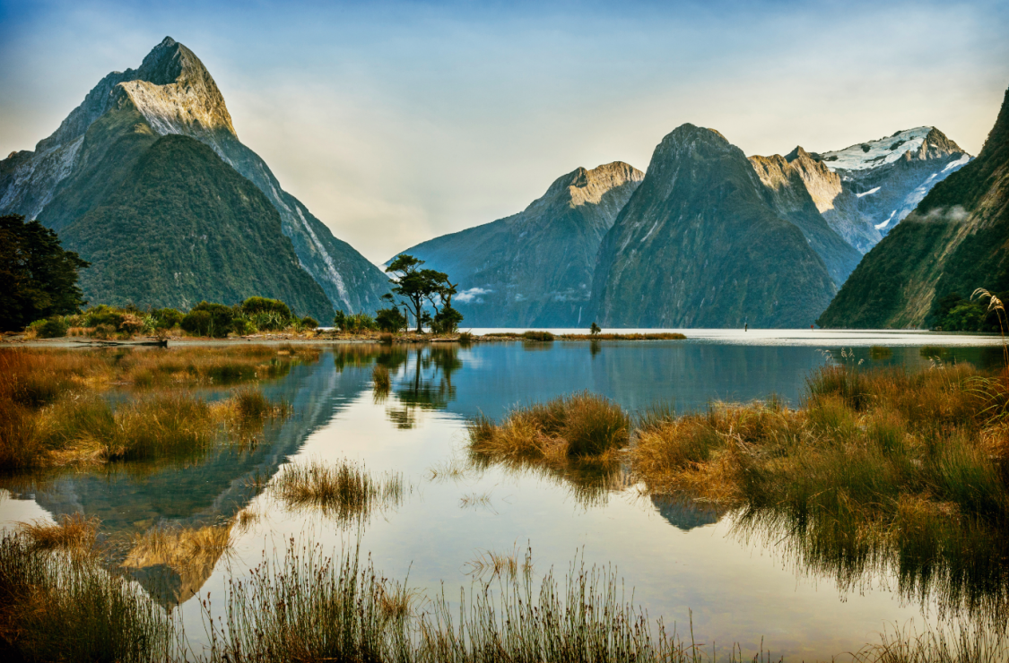 Park Narodowy Fiordland, największy park Nowej Zelandii  i najliczniej odwiedzany przez turystów.